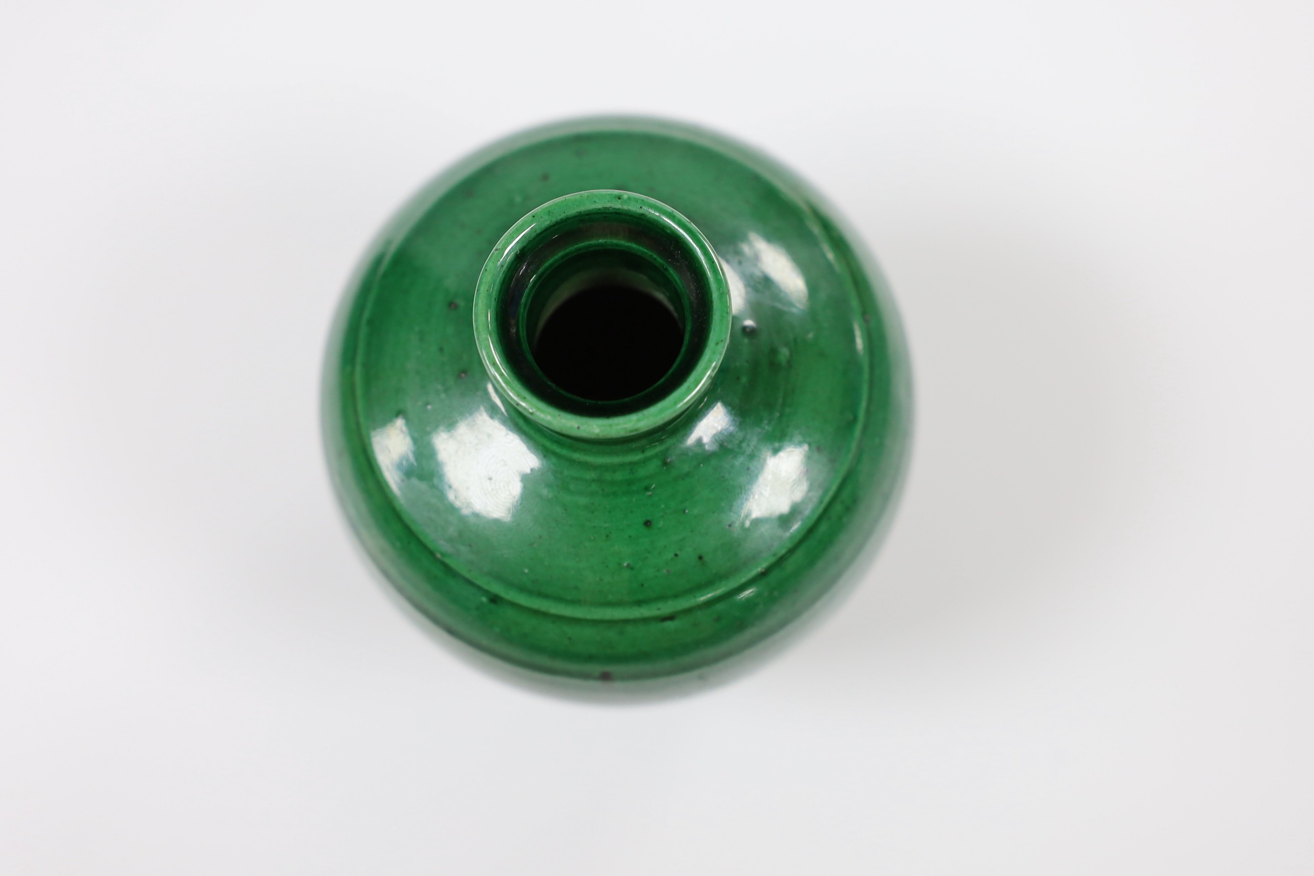 A Chinese green glazed vase, 11.5cm tall